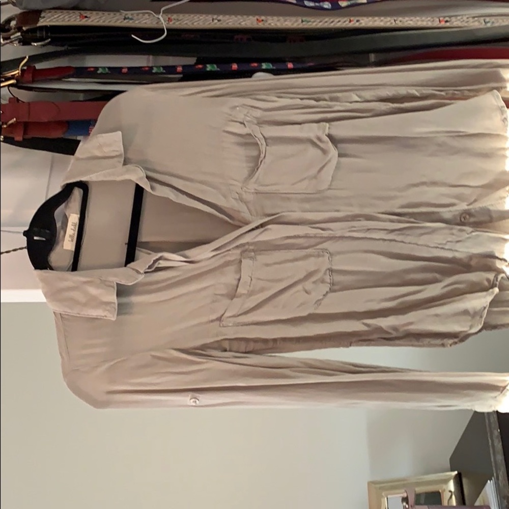 NWOT Bella Dahl army hi low button down